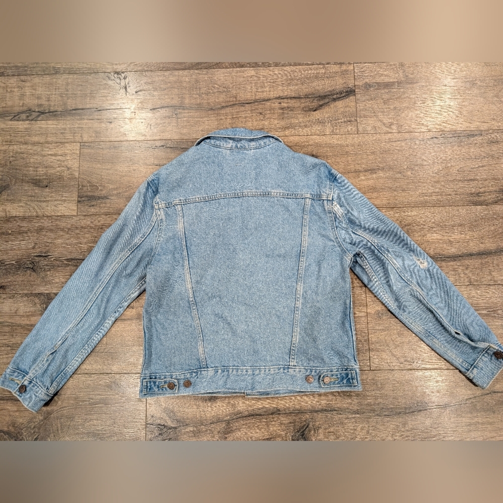 Levi's Medium Ex Boyfriend Trucker Blue Jean Denim Jacket Distressed LIKE NEW - Picture 2 of 8